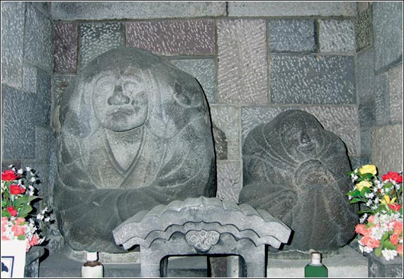 『咳の爺婆(せきのじじばば)』　(向かって左側が婆神、右側が爺神)　弘福寺(墨田区向島5-3-2)