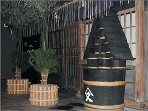 大店の門松(門松や注連飾りは町内の鳶が作った)