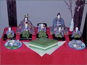 長屋の雛飾り(向かって右側に男雛、左側に女雛を置いた)