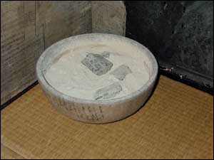 手あぶり火鉢 (手をかざして暖をとる)　深川江戸資料館