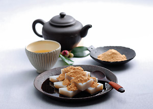 くず餅 (船橋屋／江東区亀戸 3-2-14　tel.03-3681-2784)