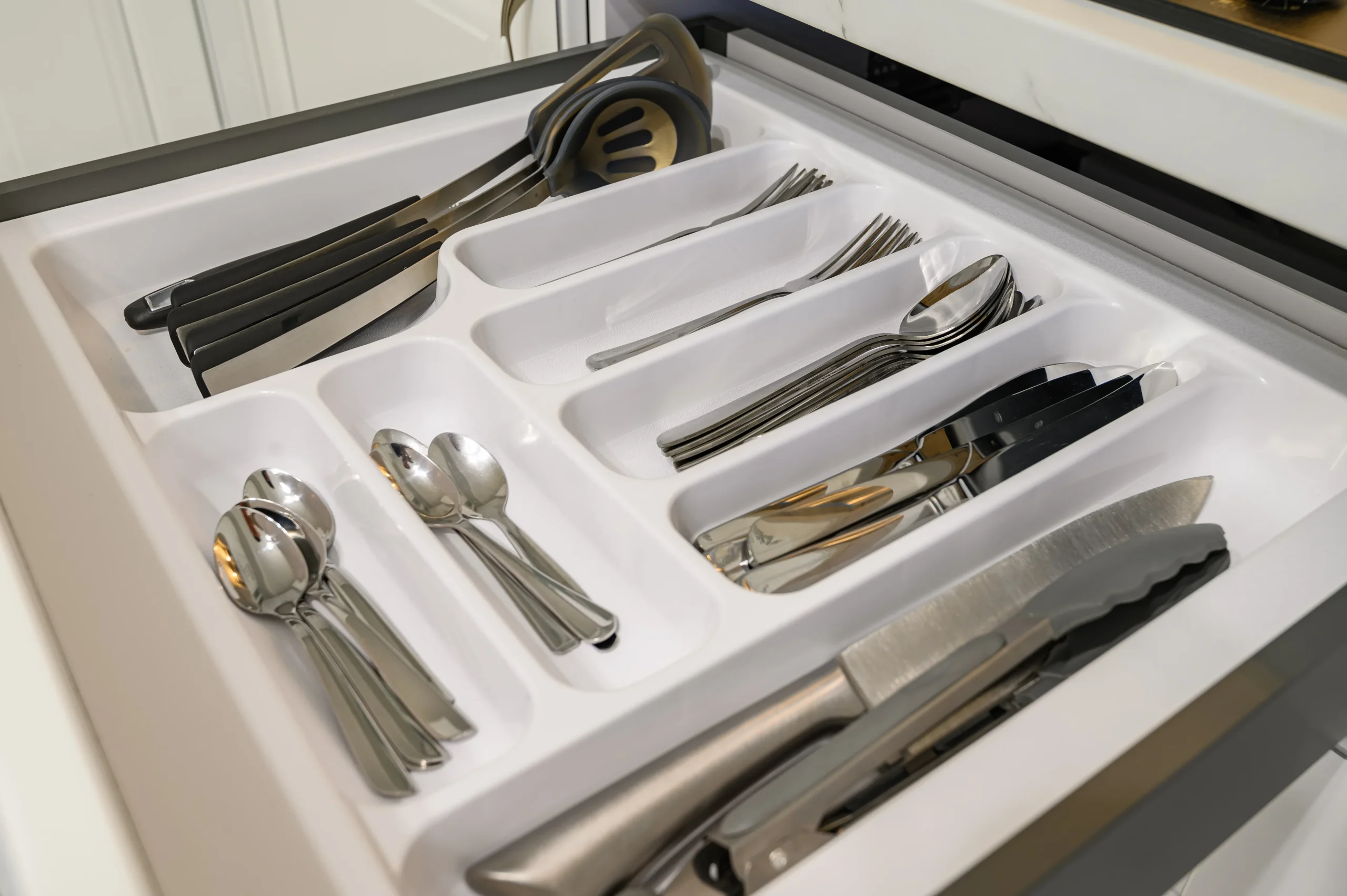 引出し収納の活用でカトラリーはより綺麗な収納に。参考にしたいポイントや実例をご紹介