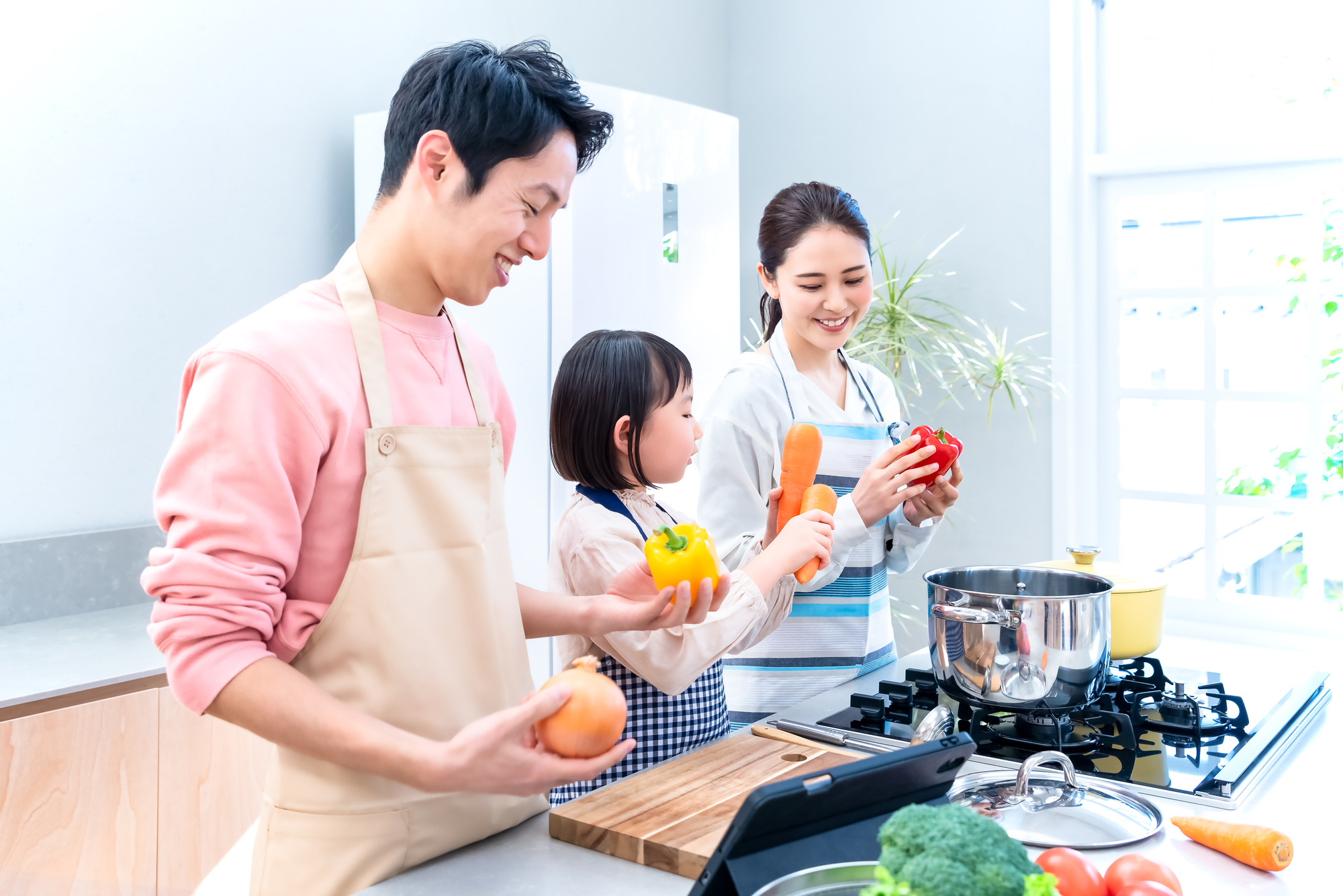 子どもの非認知能力の向上に！ 1歳からできるお手伝いでキッチン食育を始めよう