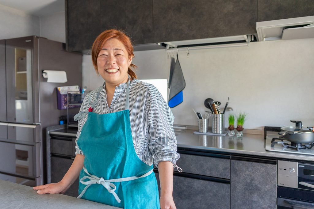 キッチンの前に立つ五十嵐美幸さん