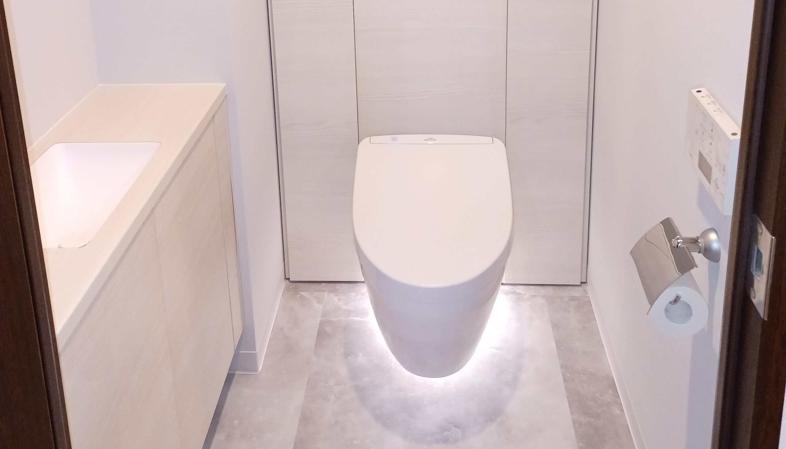 ホワイト・グレーの清潔感あるトイレ空間へリフォーム。 お掃除もしやすくなりました(^-^)