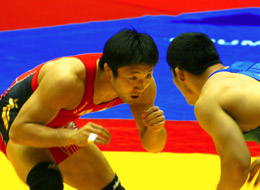 相手の出方をうかがう長島選手 (左)