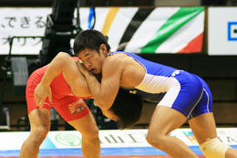 強豪相手に戦う清水選手