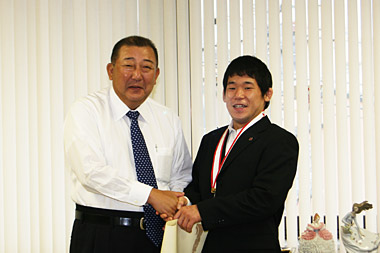 井上社長に優勝報告