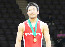優勝のメダルを胸に嬉しさを噛みしめる
